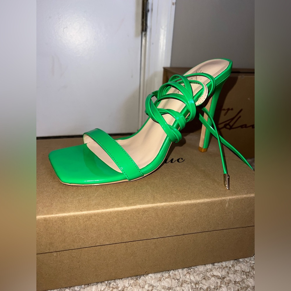 Green strap hells size 7